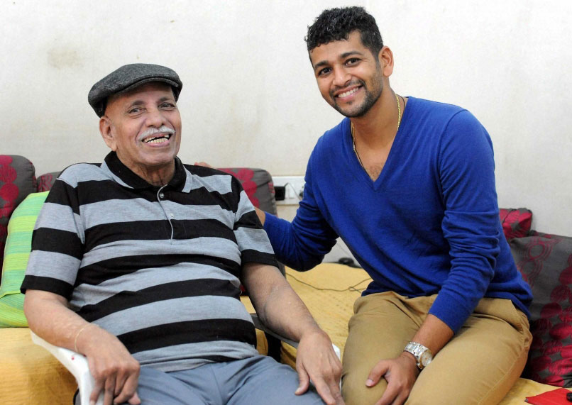 Amal Muzumdar with his coach Ramakant Achrekar.(Photo Source : PTI)