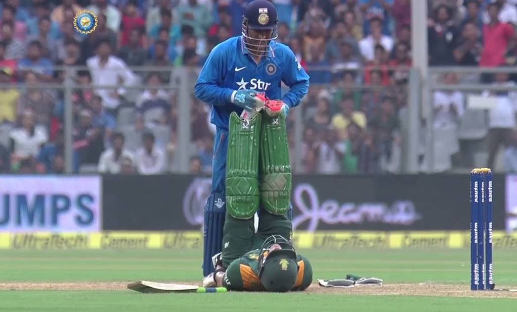 Watch: MS Dhoni comes out to help a struggling Faf du Plessis