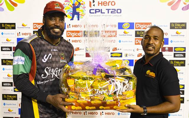 Chris Gayle receives the power shot prize
