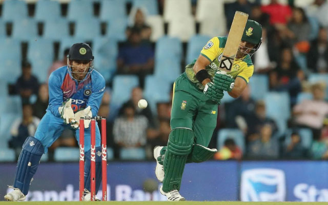 JP Duminy of South Africa and MS Dhoni of India