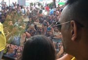 MS Dhoni and Ziva Dhoni get a special welcome in Pune