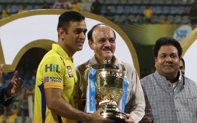 BCCI acting president CK Khanna presents IPL 2018 Trophy to Chennai Super Kings captain MS Dhoni