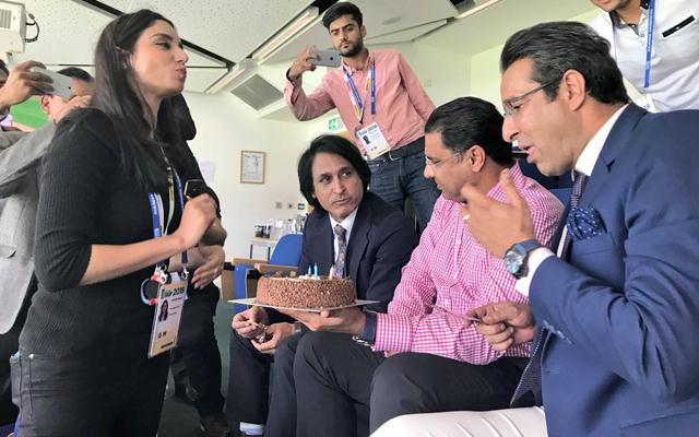 Waqar Younis and others celebrate Wasim Akram's birthday