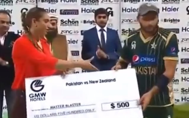 Shahid Afridi denying handshake with a girl in UAE 2014 during presentation ceremony