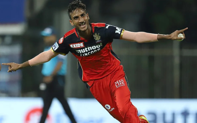 Twitter Reactions: RCB pull off a stunning jailbreak courtesy Shahbaz Ahmed and Harshal Patel against SRH