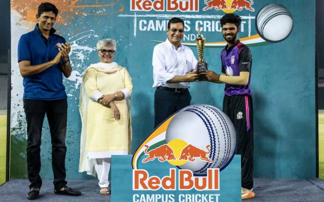 Ruturaj Gaikwad accepting the award of best batter in the 2018 edition