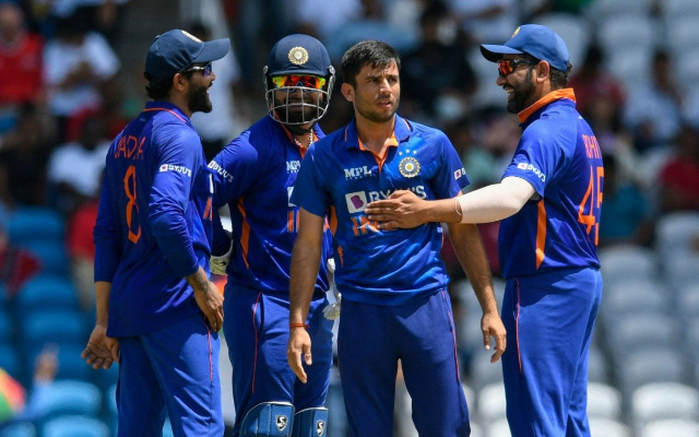 Ravi Bishnoi with his Teammates