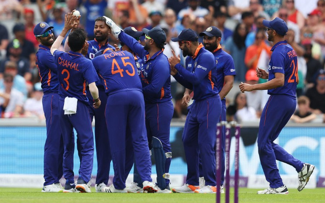 Team India congratulating Hardik Pandya